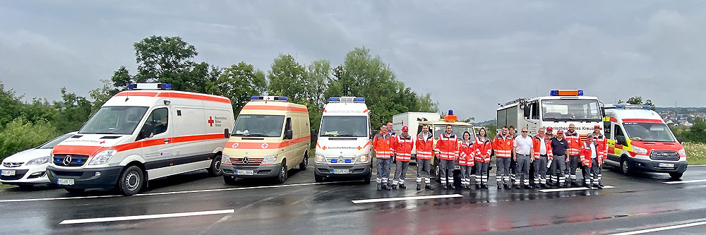 15 Einsatzkräfte des BRK aus den Haßbergen sind mit sieben Fahrzeugen seit Samstag im Katastrophengebiet in Rheinland-Pfalz im Einsatz. Sie wurden in den Haßbergen von Jürgen Geisel (2. von links), stellvertretender Katastrophenschutzbeauftragter, in den Einsatz verabschiedet. (Foto: Michael Will / BRK)