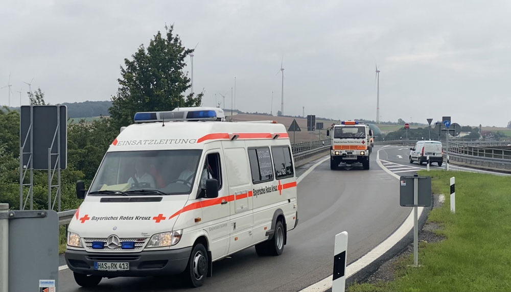 Im Konvoi machten sich die Einheiten aus dem Landkreis auf den Weg nach Hösbach zur Sammelstelle. (Foto: Michael Will / BRK)