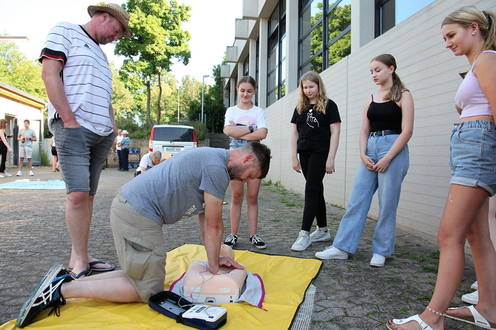 An verschiedenen Stationen konnten die Eltern beim Familientag des Jugendrotkreuzes ihr Erste-Hilfe-Wissen auffrischen. Ihre Kinder zeigten ihnen, wie es geht. (Foto: Michael Will / BRK)