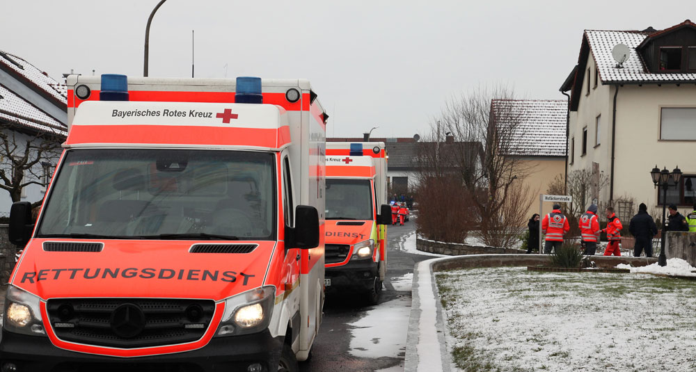 Hausbewohner aus akuter Lebensgefahr gerettet: Sieben Menschen mit Kohlenmonoxid-Vergiftung in Krankenhäuser eingeliefert. Vermuteter Defekt an einer Ölheizung sorgt für Großeinsatz des Rettungsdienstes. (Foto: Michael Will / BRK)