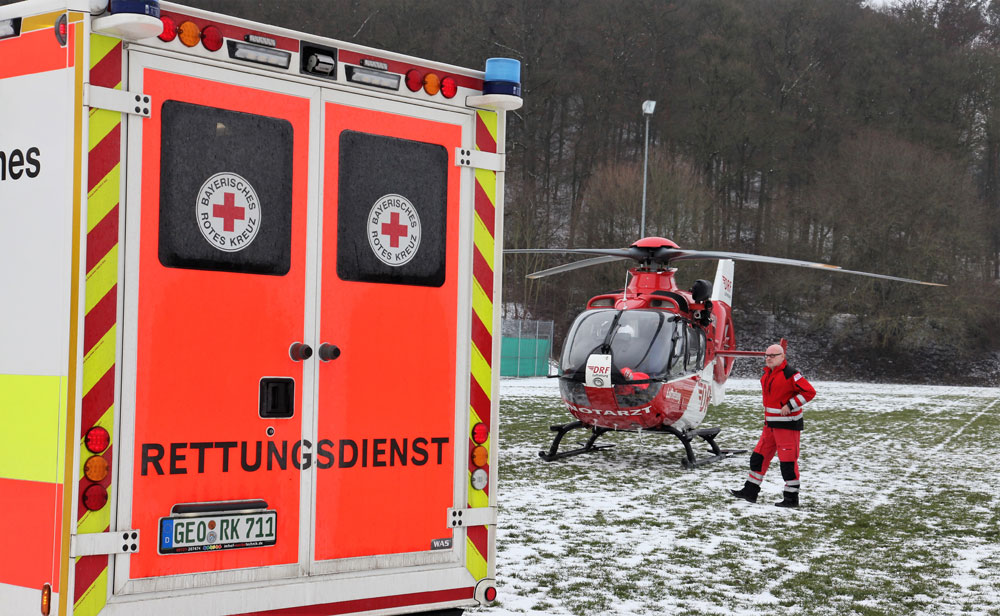 Hausbewohner aus akuter Lebensgefahr gerettet: Sieben Menschen mit Kohlenmonoxid-Vergiftung in Krankenhäuser eingeliefert. Vermuteter Defekt an einer Ölheizung sorgt für Großeinsatz des Rettungsdienstes. (Foto: Michael Will / BRK)